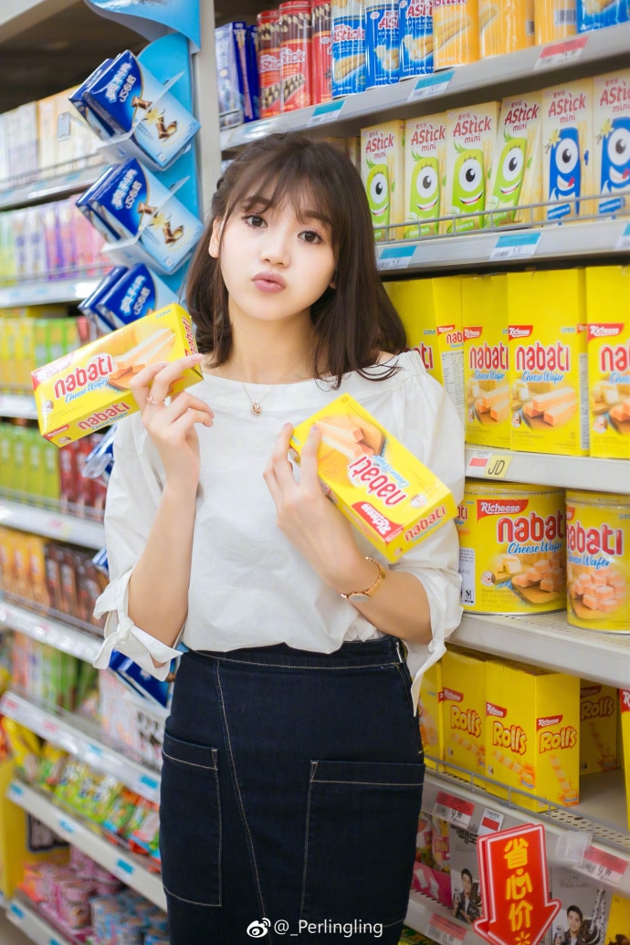 阳光爱笑的女生图片