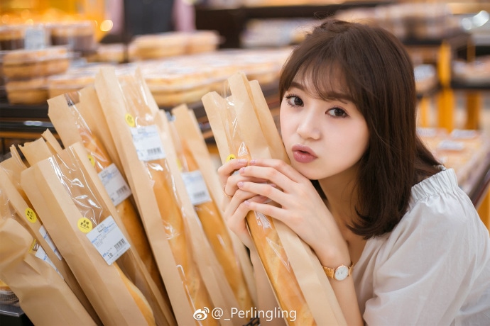 阳光爱笑的女生图片