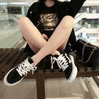 半身头像女生露脚图片