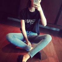 半身头像女生露脚图片