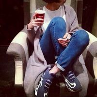 半身头像女生露脚图片