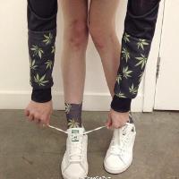 半身头像女生露脚图片