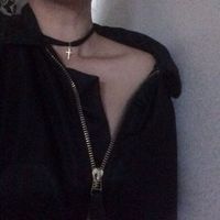 半身露锁骨女生头像
