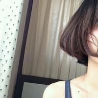 半身露锁骨女生头像