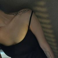 半身露锁骨女生头像