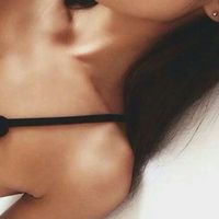 半身露锁骨女生头像