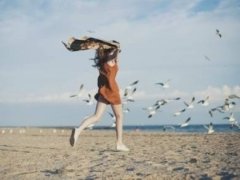 站在海边的女生背影图片 海边图片唯美背影