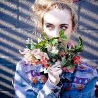 森系英伦捧花女生头像