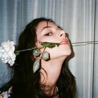 森系英伦捧花女生头像