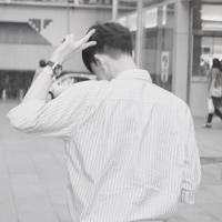 黑白男生背影头像
