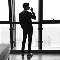 黑白男生背影头像