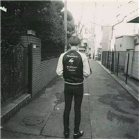 黑白男生背影头像