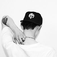 微信孤独男生高清黑白头像