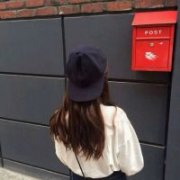 反戴帽子女生头像背影 女生背影头像反戴帽子