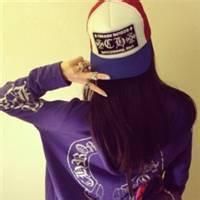 反戴帽子女生头像背影