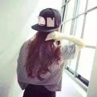 反戴帽子女生头像背影
