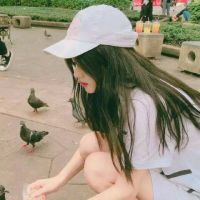 戴帽子女生头像侧脸
