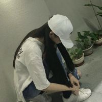 戴帽子女生头像侧脸