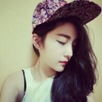 戴帽子女生头像侧脸