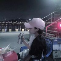 戴帽子女生头像侧脸