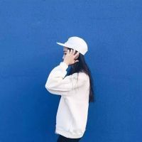 戴帽子女生头像侧脸