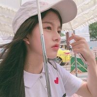 戴帽子女生头像侧脸