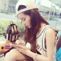 戴帽子女生头像侧脸