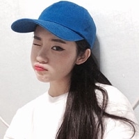 戴帽子女生头像侧脸