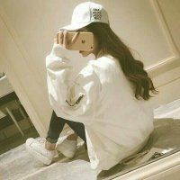 戴帽子女生头像侧脸