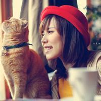 戴帽子女生头像侧脸