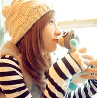 戴帽子女生头像侧脸