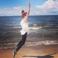 蔚蓝海边美女头像
