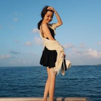 蔚蓝海边美女头像