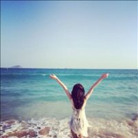 蔚蓝海边美女头像