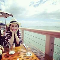 蔚蓝海边美女头像