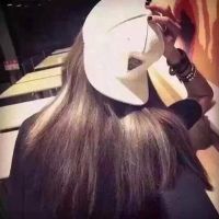 戴帽子的女生背影头像