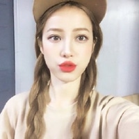 女生头像戴帽子长发