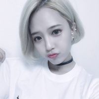 短发女生帅气微信头像