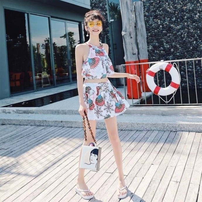 女生夏天穿超短裙图片，长腿的诱惑！