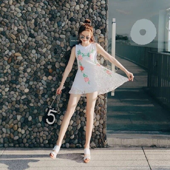 女生夏天穿超短裙图片，长腿的诱惑！