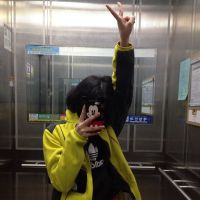 拿手机拍照的女生头像
