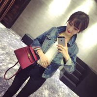 拿手机拍照的女生头像