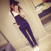 拿手机拍照的女生头像