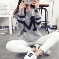 拿手机拍照的女生头像