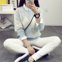 拿手机拍照的女生头像