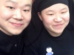 岳云鹏与撞脸的妹子合影图片