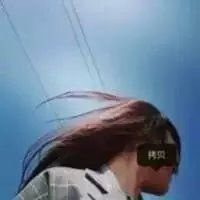 女生看天空的头像