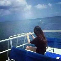 女生看天空的头像