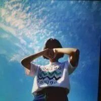 女生看天空的头像