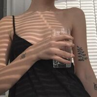 女生没有头的头像半身